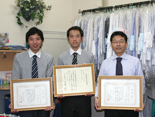 写真：国家資格である一級染色技能士が１名、京技術修染会修復士２名の計３名のシミヌキのプロが在籍